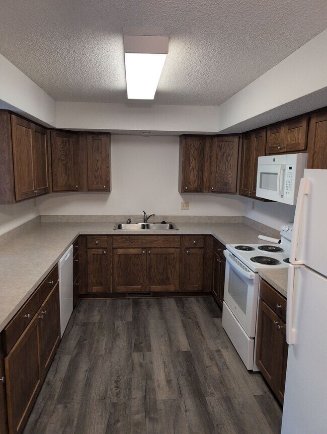 Building Photo - Fully Updated 3 Bedroom 3 Bath Townhouse with 2 Stall Attatched Garage