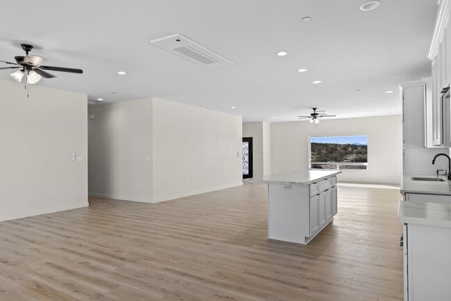 Building Photo - 10096 Glen Rd