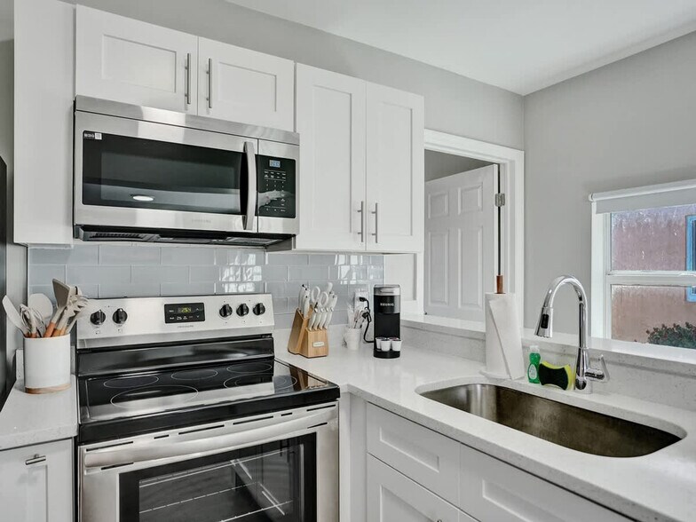 Building Photo - 3204 NE 9th St