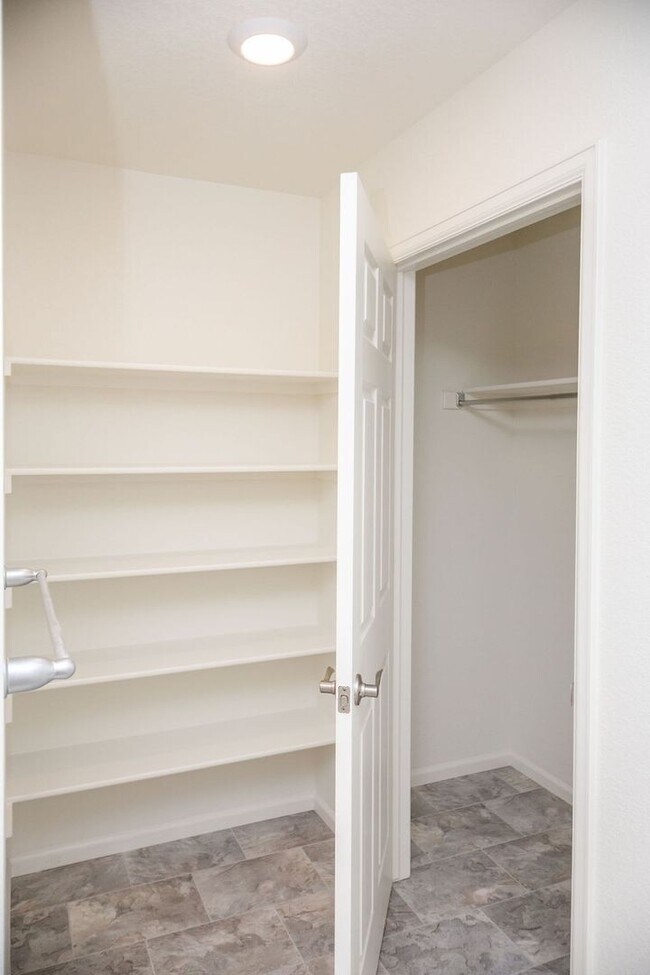 Building Photo - 4 Bedroom 3 Bath Home in Wellington!