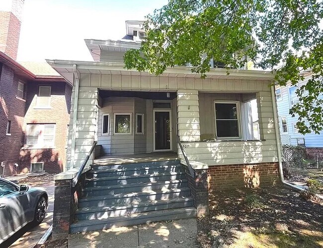 Only 1 block from Bradley University, next to Fraternity Row - 1507 W Barker Ave