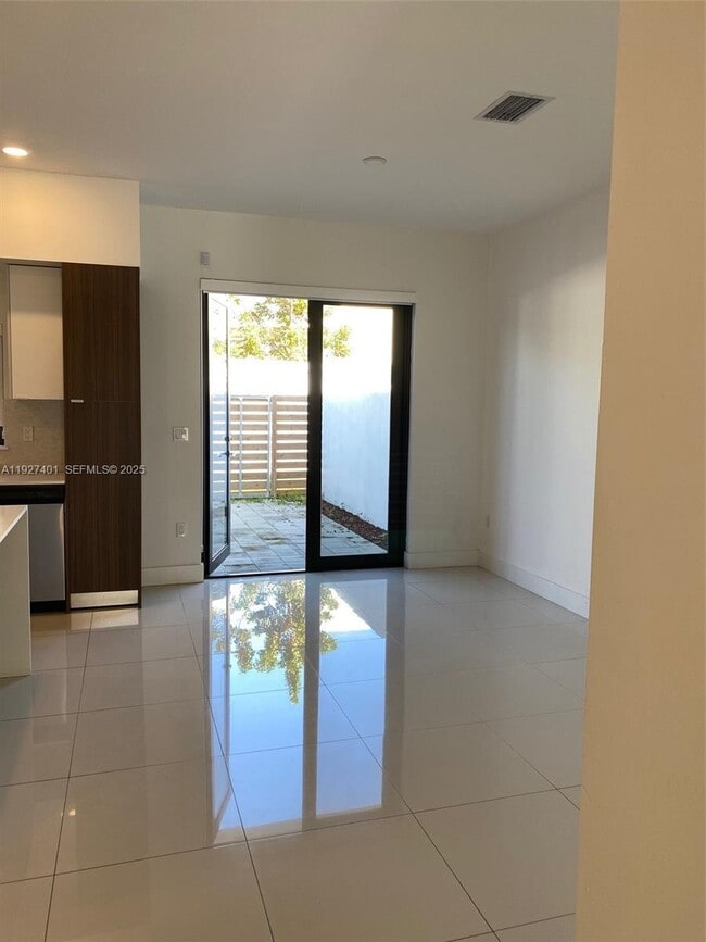 Building Photo - 10429 SW 118th Ave