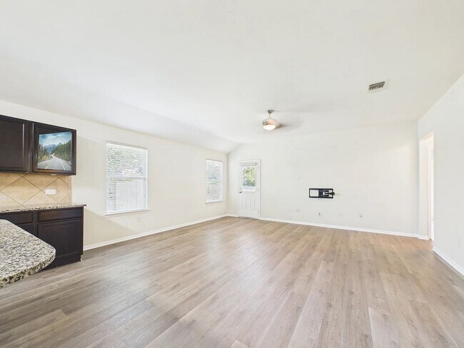 Building Photo - Spacious one-level home in Glenwood!