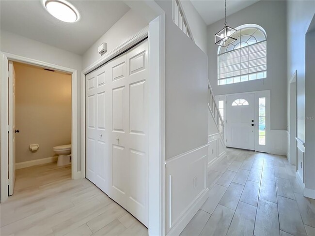 Building Photo - 900 W Charing Cross Cir