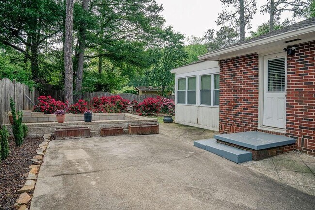 Building Photo - 2331 Robin Ln SE