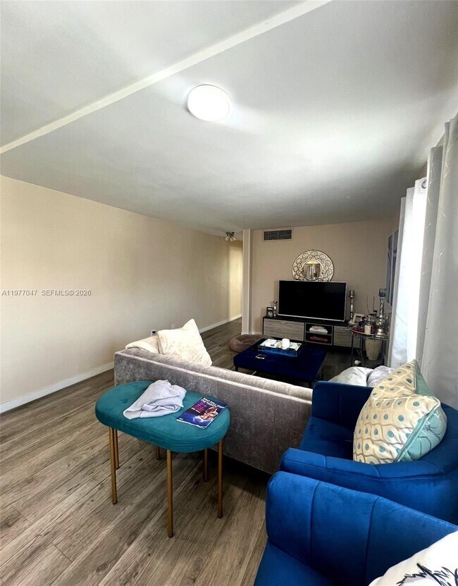 Building Photo - 1340 Lincoln Rd