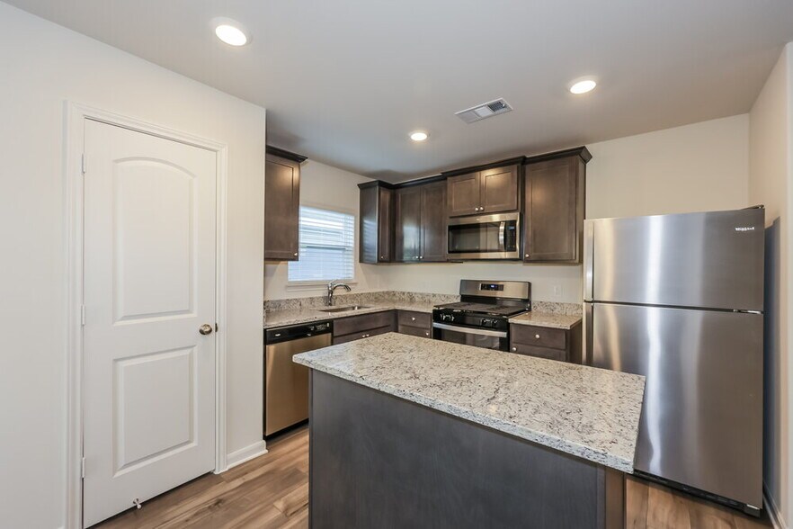 Building Photo - 1301 Redpine Dr
