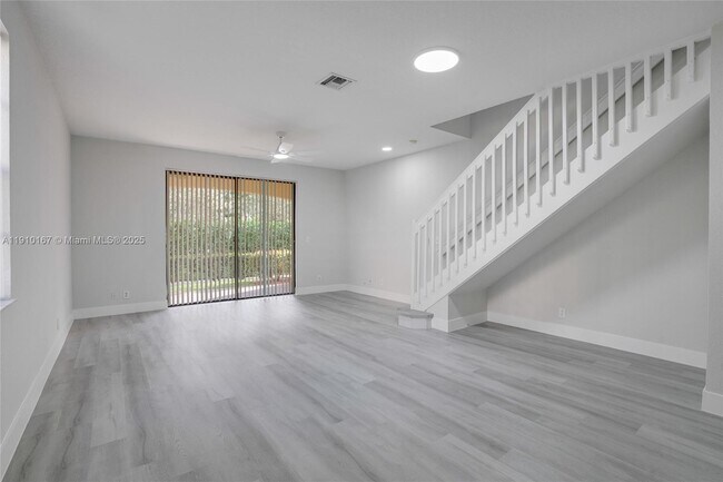 Building Photo - 3912 Tree Top Dr