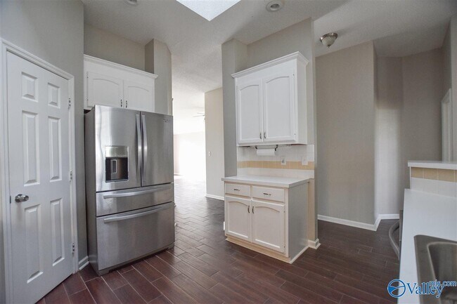 Building Photo - 2542 Bonnie Oaks Dr SW