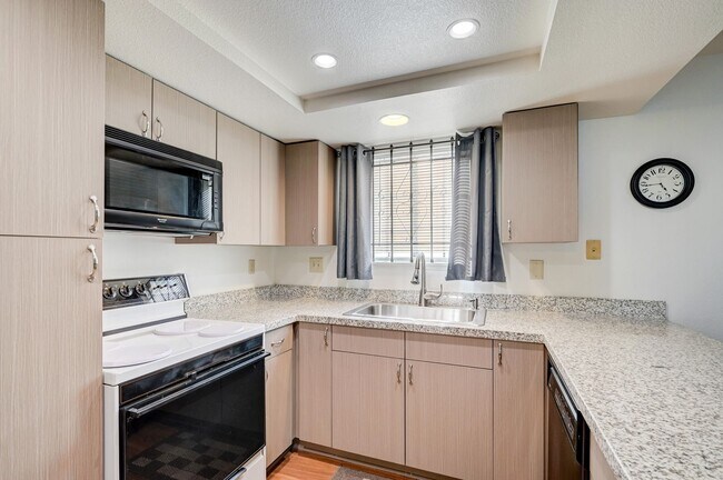 Building Photo - Move-In Ready Condo Near Summerlin!
