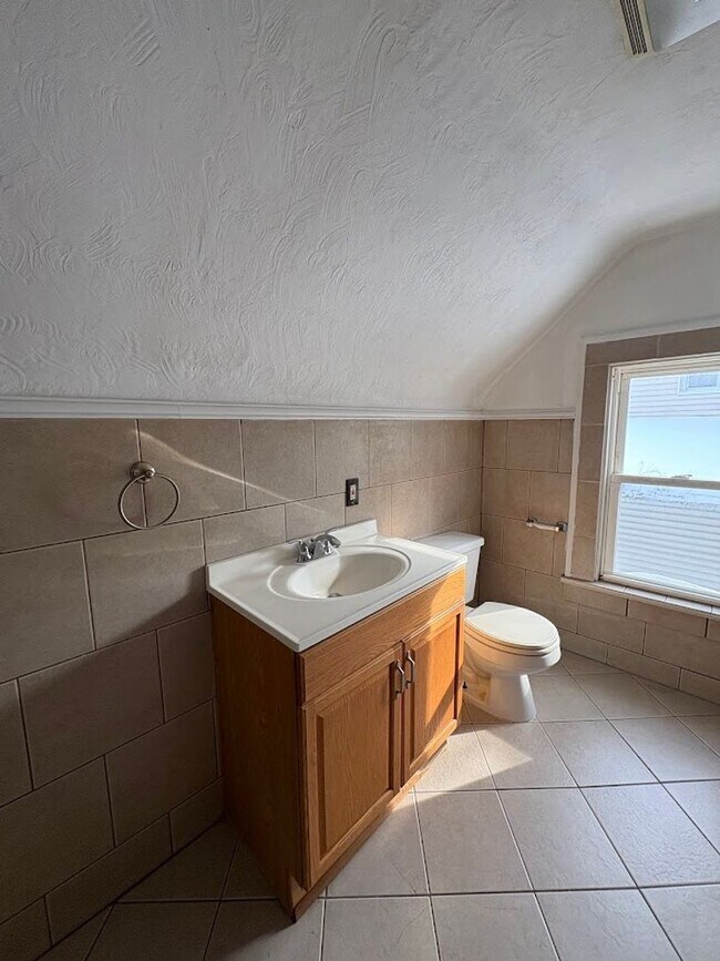 Building Photo - Three bedroom one bathroom home for rent