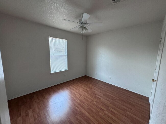 Building Photo - 4 bedroom, 2 bath