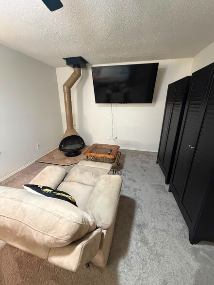 Building Photo - Room in House on Bandera St
