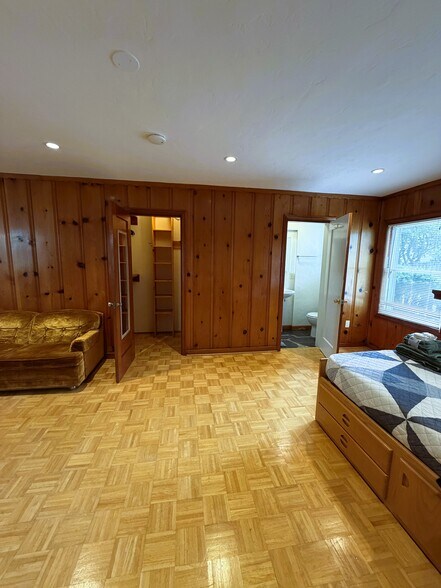 Walk-in Closet, Full bathroom and sofa - 2919 23rd Ave