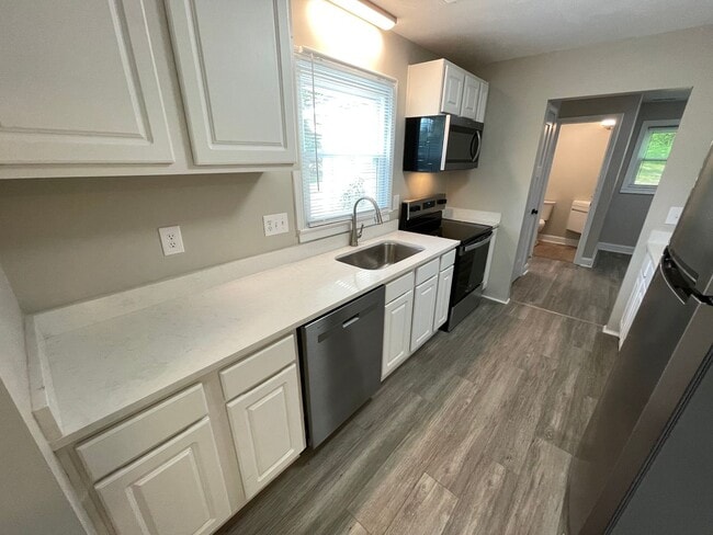 Building Photo - Great Location Private Setting Home For Rent