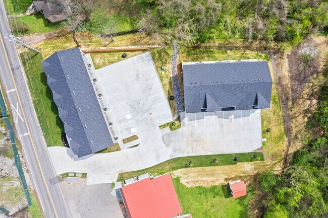 Building Photo - Close to downtown Clarksville! 2 Bed/2.5 Bath townhouse!