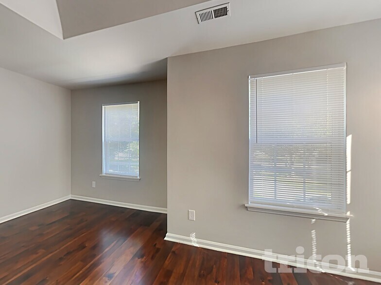 Building Photo - 404 Marcella Dr