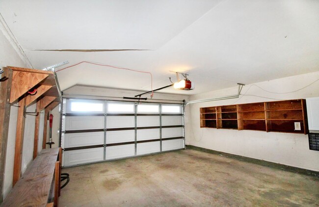 Building Photo - Sunny 3bed/2.5 bath + office space in Mont...