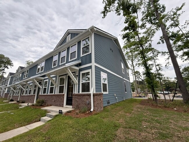 Building Photo - 3 Bedroom 2.5 Bathroom Townhouse in Windward Village - Summerville