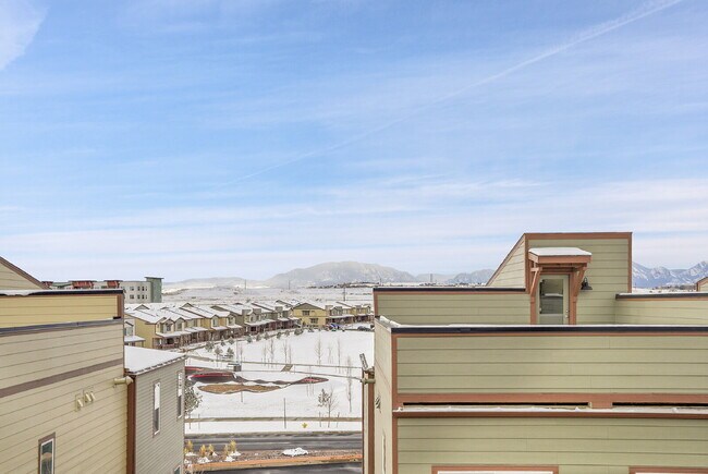 Building Photo - $3,330.95 with $300 off the first month's Rent - 4 Bedrooms, 3.5 Bathrooms, Townhouse in Broomfie...