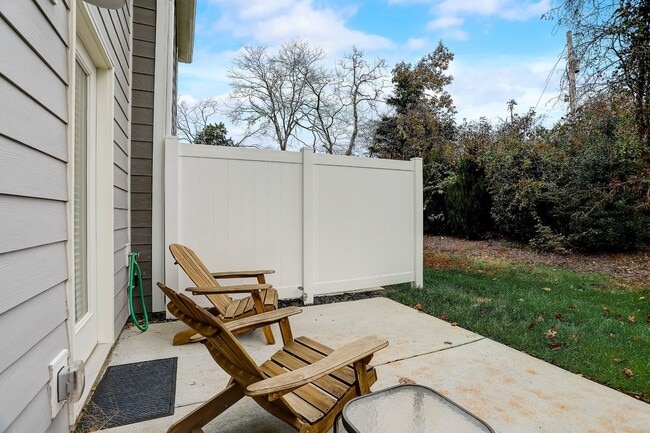 Building Photo - AVAILABLE June 15th. 3 BD 2 1/2 BATH NEW T...