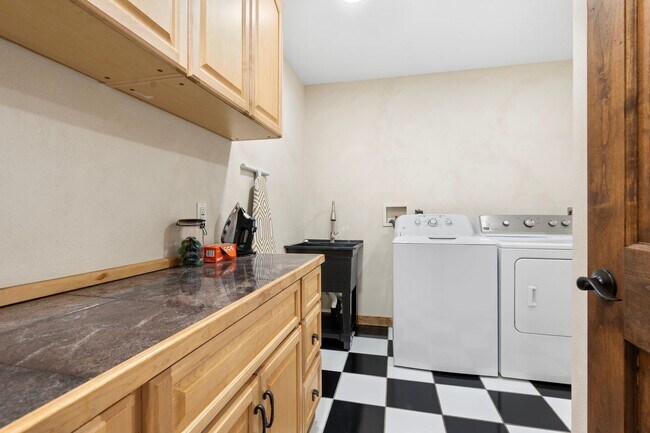 Building Photo - 9 E Del Rio Dr