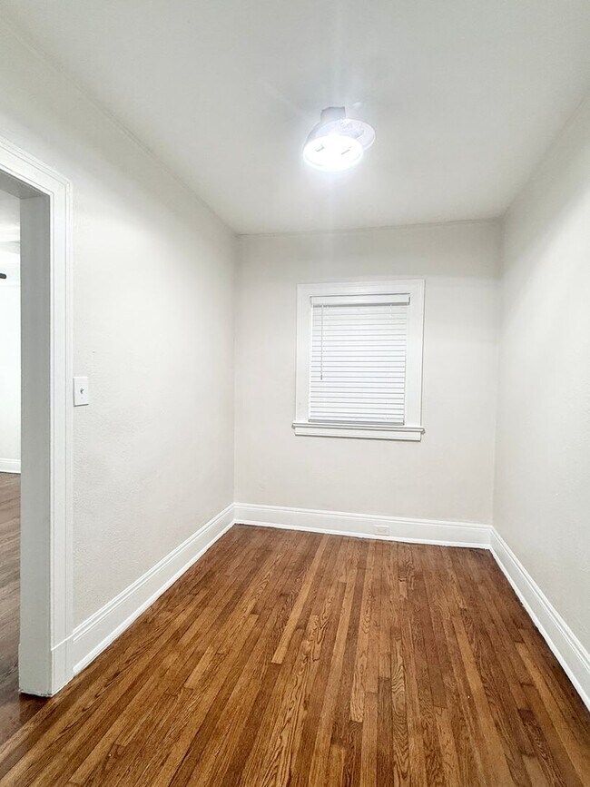 Building Photo - Very Unique Upstairs 1/1 w/ Hardwoods in Small 1920's complex - F211