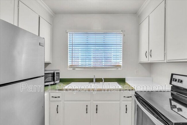 Building Photo - 736 E 45th St