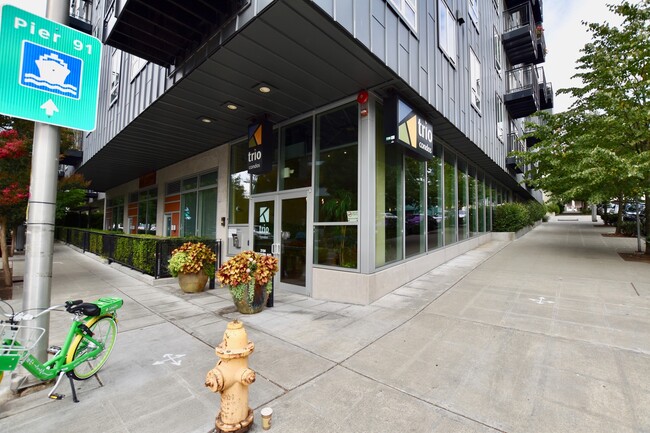 Building Photo - Spacious 1 Bedroom Belltown Condo - Availa...