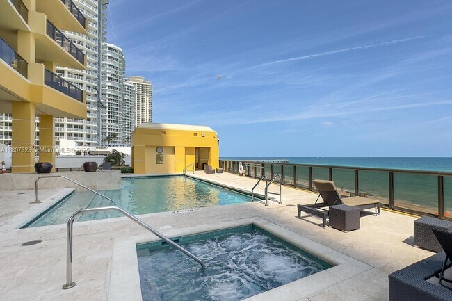 Building Photo - 16275 Collins Ave