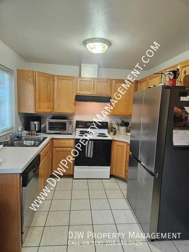 Building Photo - 1105 E Amity Ave