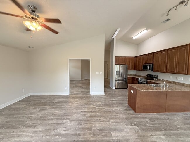 Building Photo - 211 High Green Dr