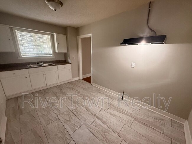 Building Photo - 719 Berclair Rd