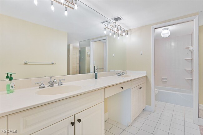 Building Photo - 975 Palm View Dr