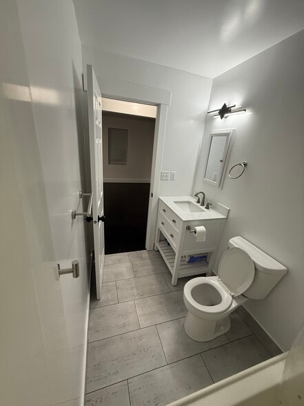 Building Photo - 207 E Monroe St