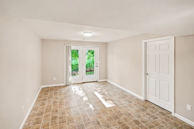Building Photo - 404 Willott Square Dr
