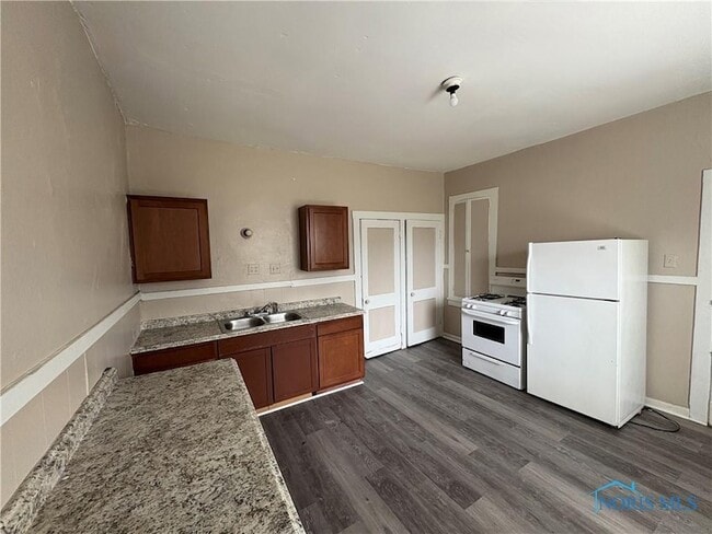 Building Photo - 1614 Pinewood Ave