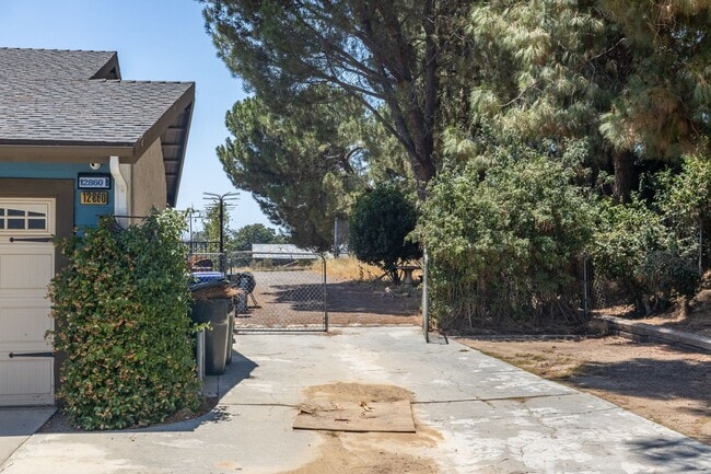 Building Photo - Beautiful 2 Bedroom Back House