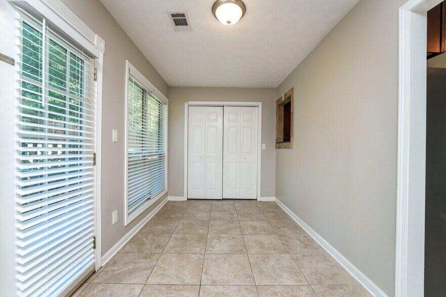 Building Photo - 2981 Landmark Dr SE
