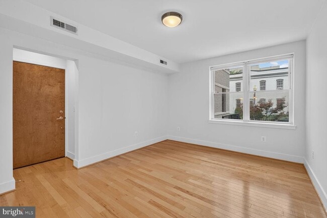 Building Photo - 809 Otis Pl NW