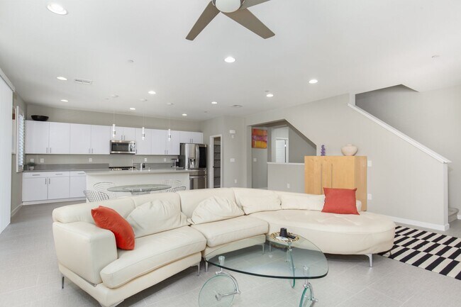 Building Photo - Fully furnished luxury townhome in Affinit...