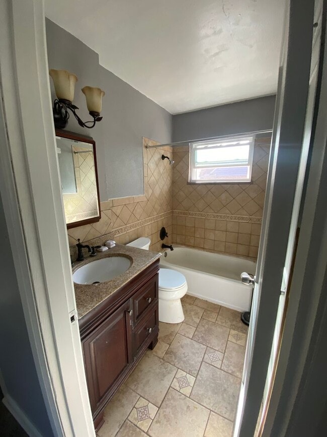 Building Photo - College Hill Rental Available NOW!