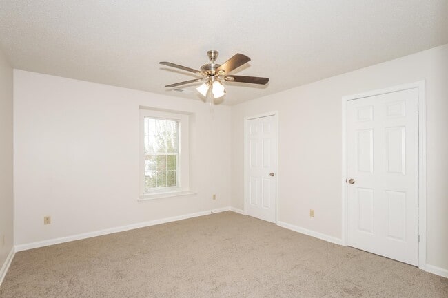 Building Photo - 5530 Oak Branch Cir N