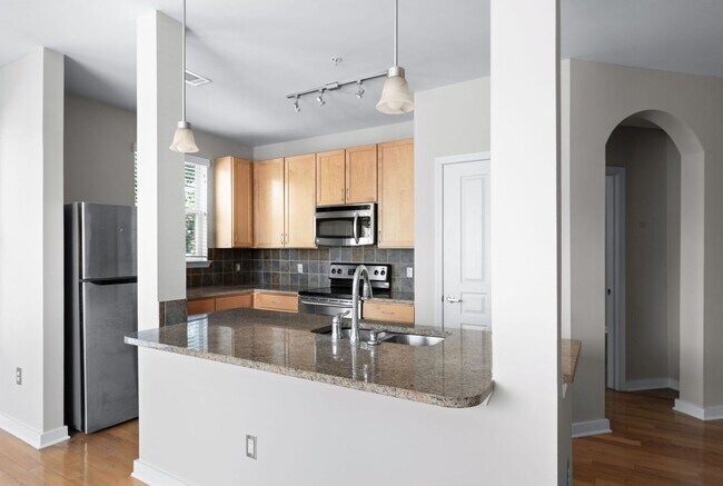 Building Photo - Spacious 3BR/2BA end unit at Bristol West ...