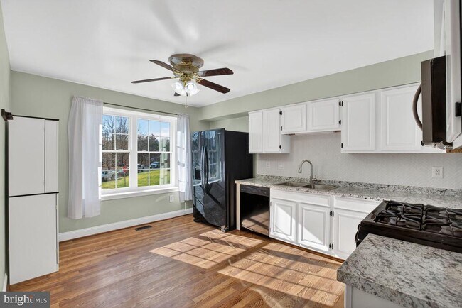 Building Photo - 5828 Ruxton Dr