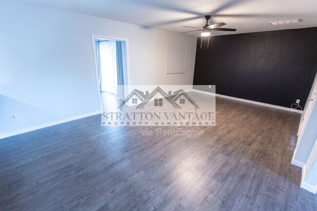 Building Photo - 111 E Manhatton Dr