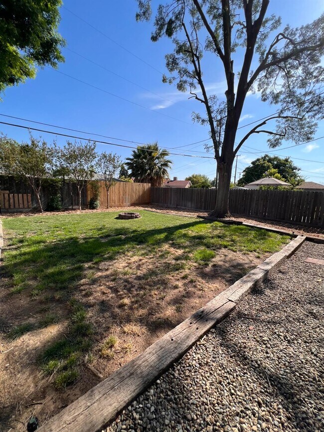 Building Photo - 3402 E Weldon Ave