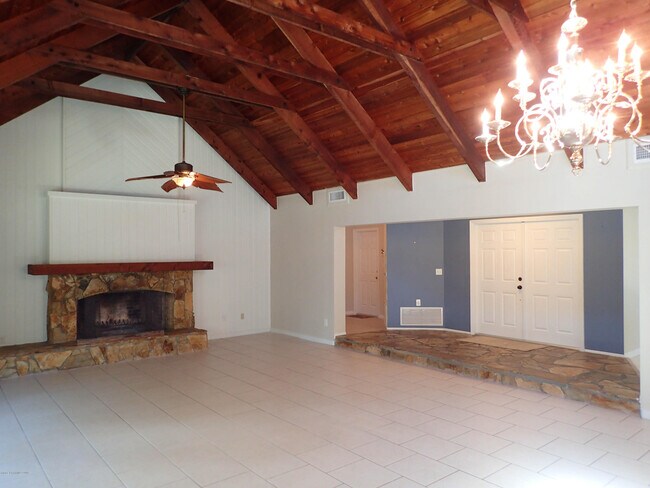 Building Photo - 525 Hidden Creek Dr