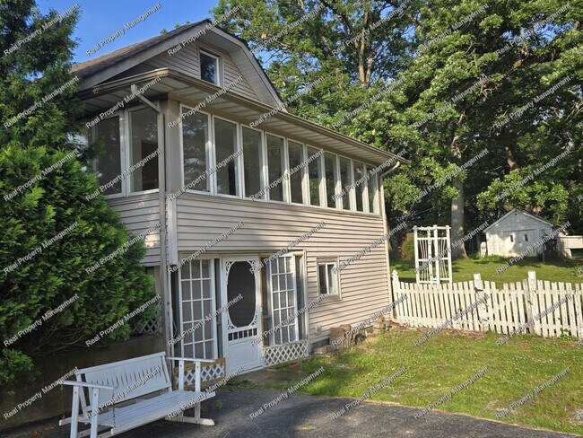 Building Photo - Three Bedroom With Oversized Garage