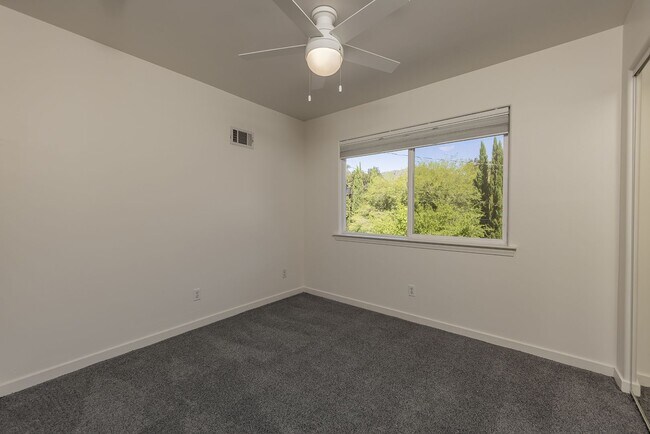 Building Photo - Meiners Oaks Gem